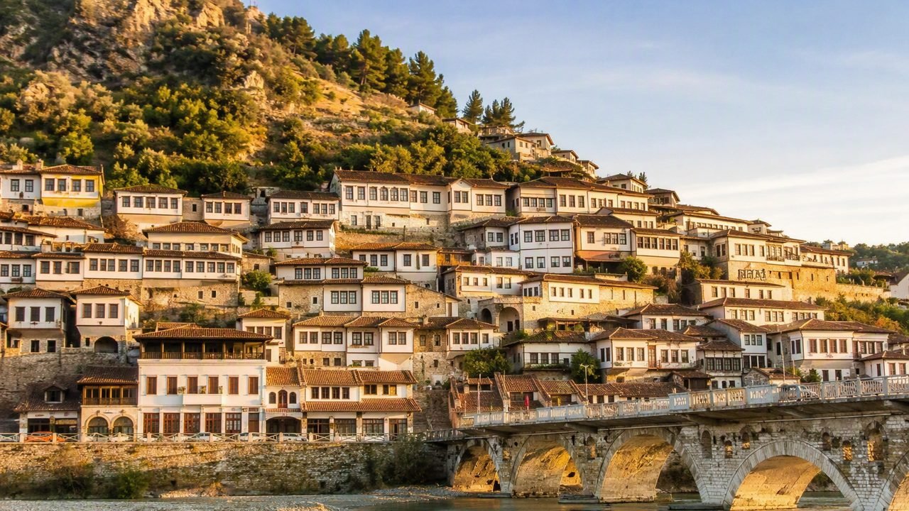Centro storico UNESCO di Berat con le case ottomane bianche che salgono verso il castello