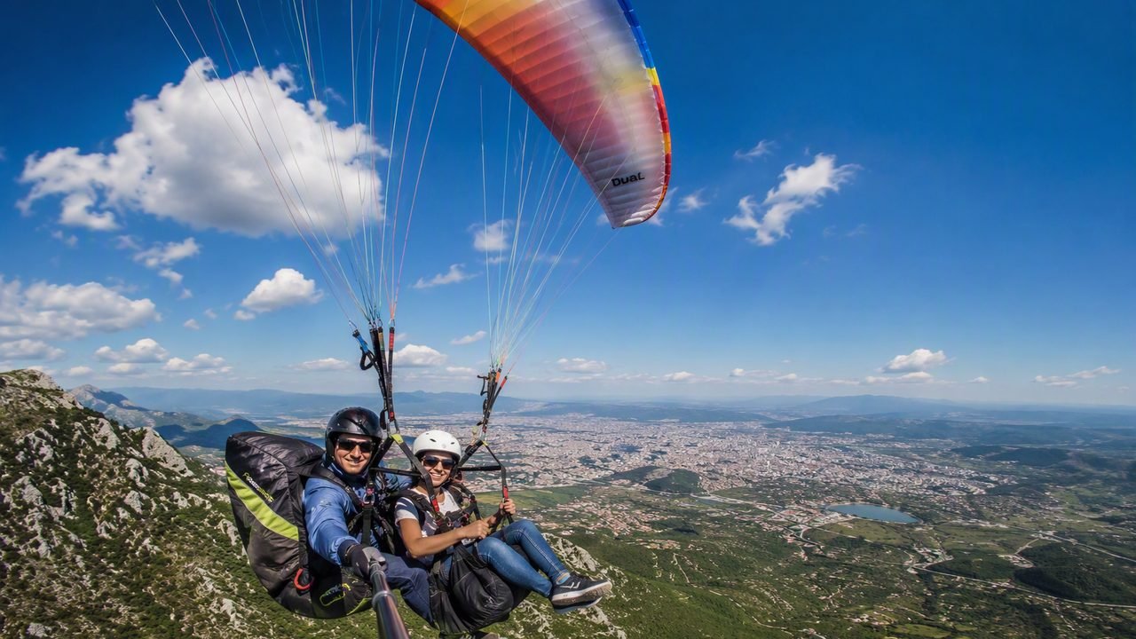Parapendio tandem al lancio dal Monte Dajti sopra Tirana con la città sotto